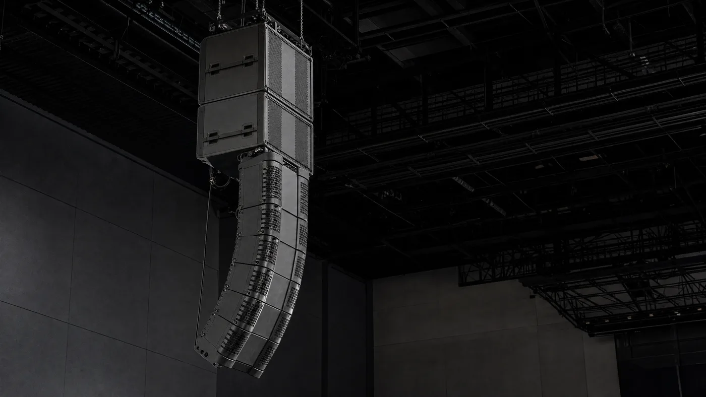 Temsili etkinlik alanı kurulumu — motorlu askıdan asılmış kompakt line array