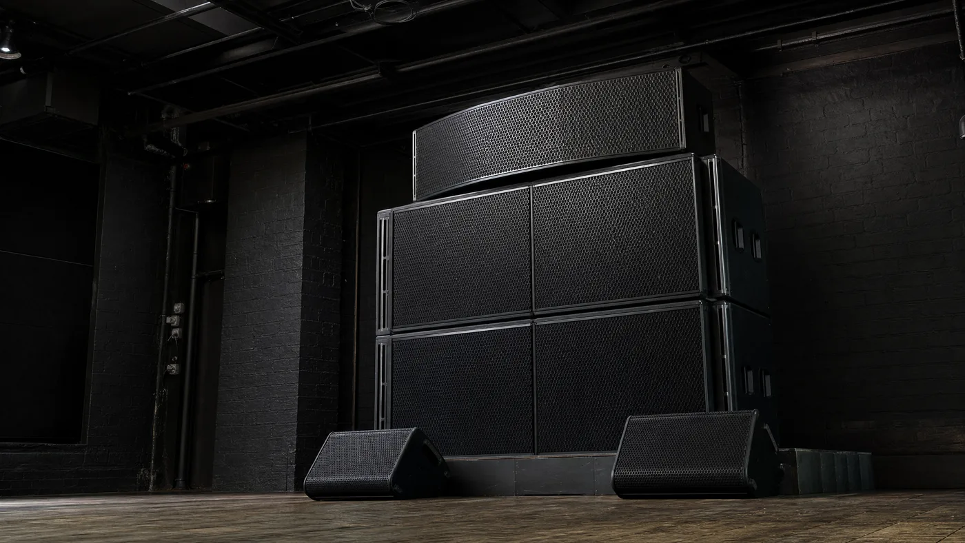Temsili performans alanı kurulumu — yerden stack horn yüklemeli sistem ve bas kabinleri