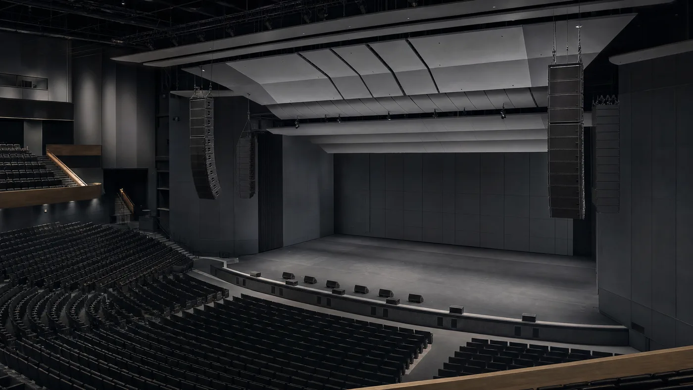 Temsili arena ölçeğinde kurulum — iki yanda asılı uzun line array dizileri
